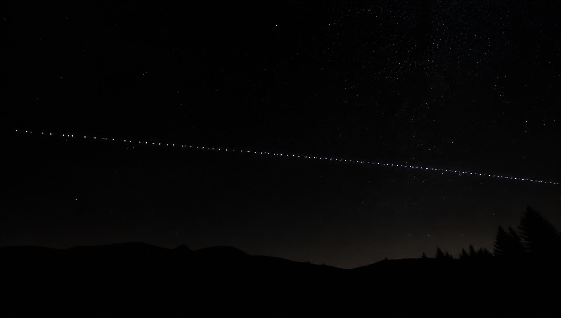 Constelação de satélites Starlink cruzando o céu noturno